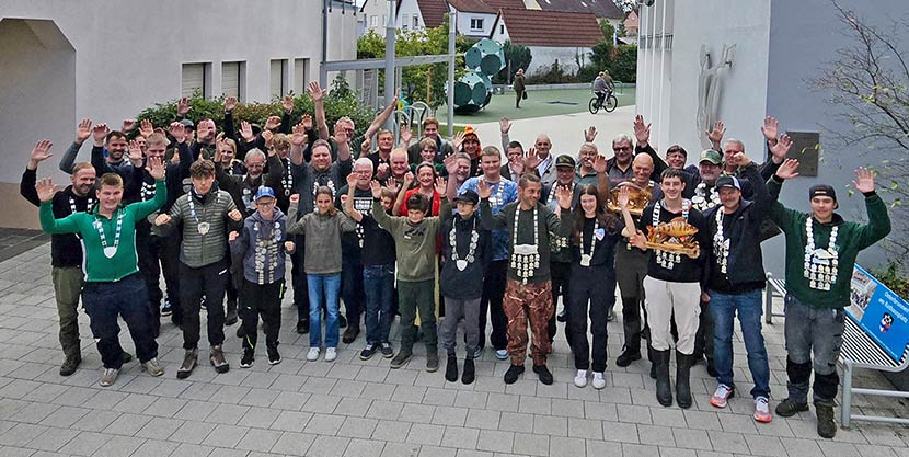 Gruppenbild-aller-Fischerkoenige-innen