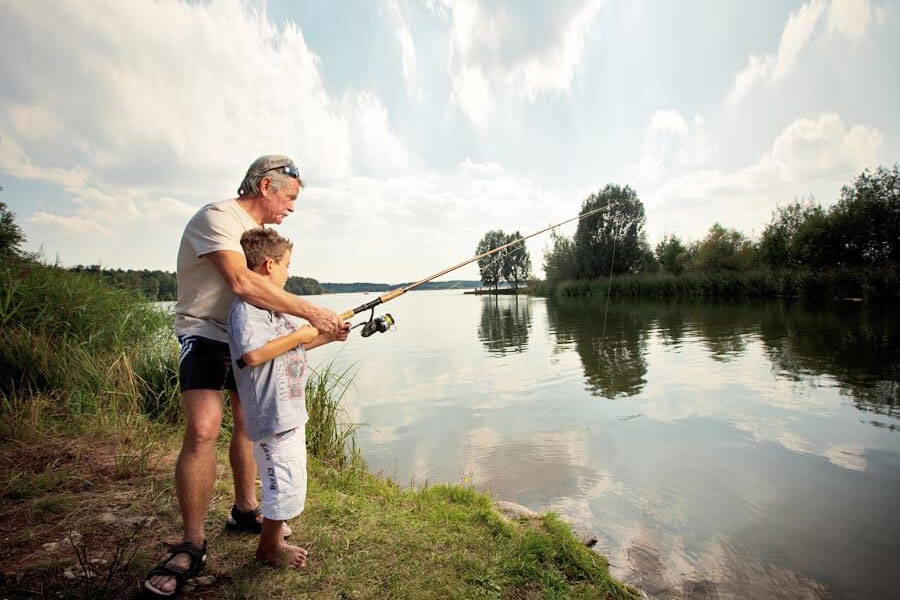 Erfahrener Angler zeigt einen Jungangler wie es geht!